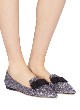 年底跑趴高跟鞋太痛？这十个平底鞋品牌优雅加分显腿长，值得投资