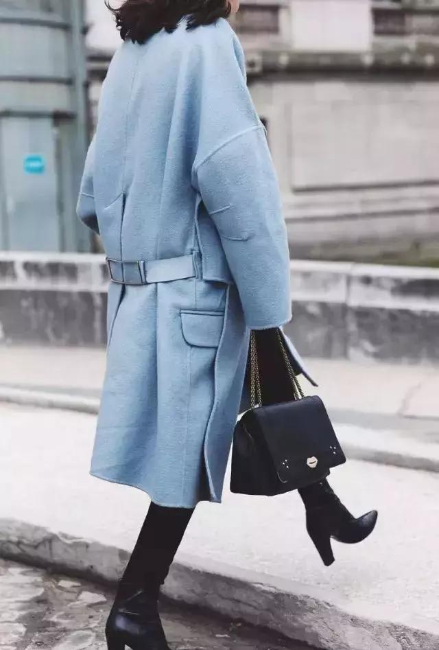 藏青色和黑色哪个更显白显气质,穿这几个颜色显白又气质