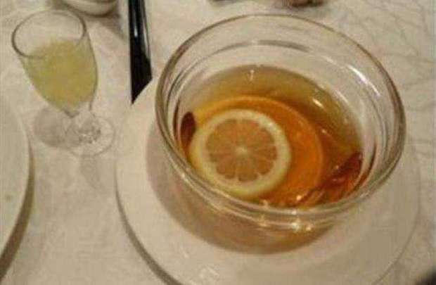 吃西餐时,为啥服务员要上2杯“柠檬水”?随便喝就丢人了