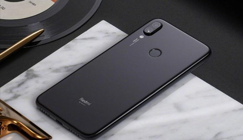 红米新机被狂虐：高跟鞋猛踩，看着都心疼