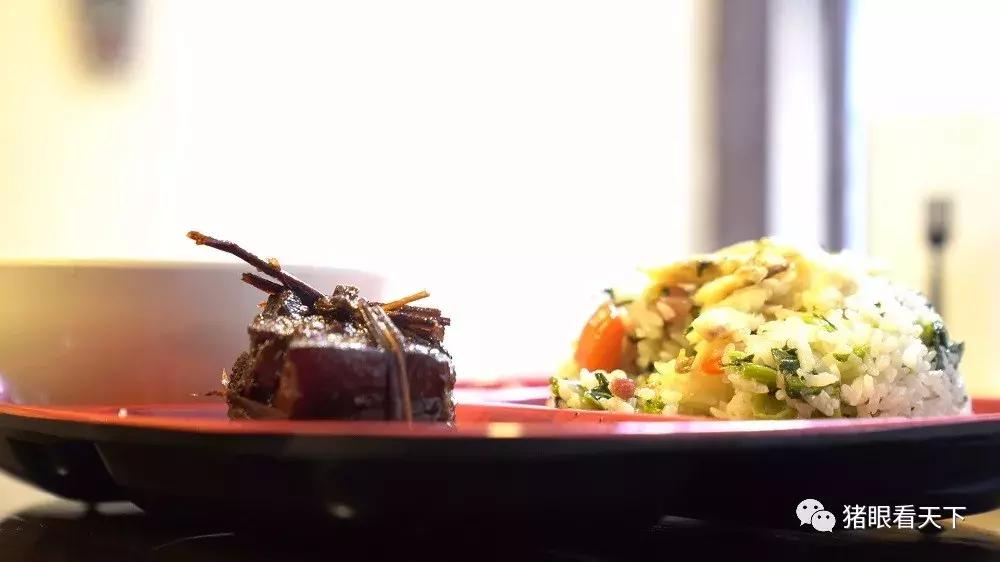 上海人叫菜饭，浦东人叫咸酸饭，其实是寒酸饭，穷人吃的