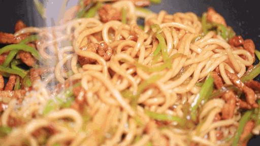 炒面怎么和面又筋道又好吃,饭店大厨教你炒面正确做法