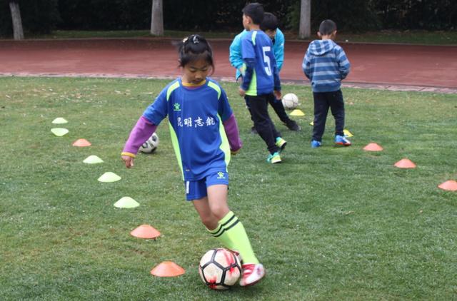 昆明成人足球训练,儿童足球基本功训练两对踢