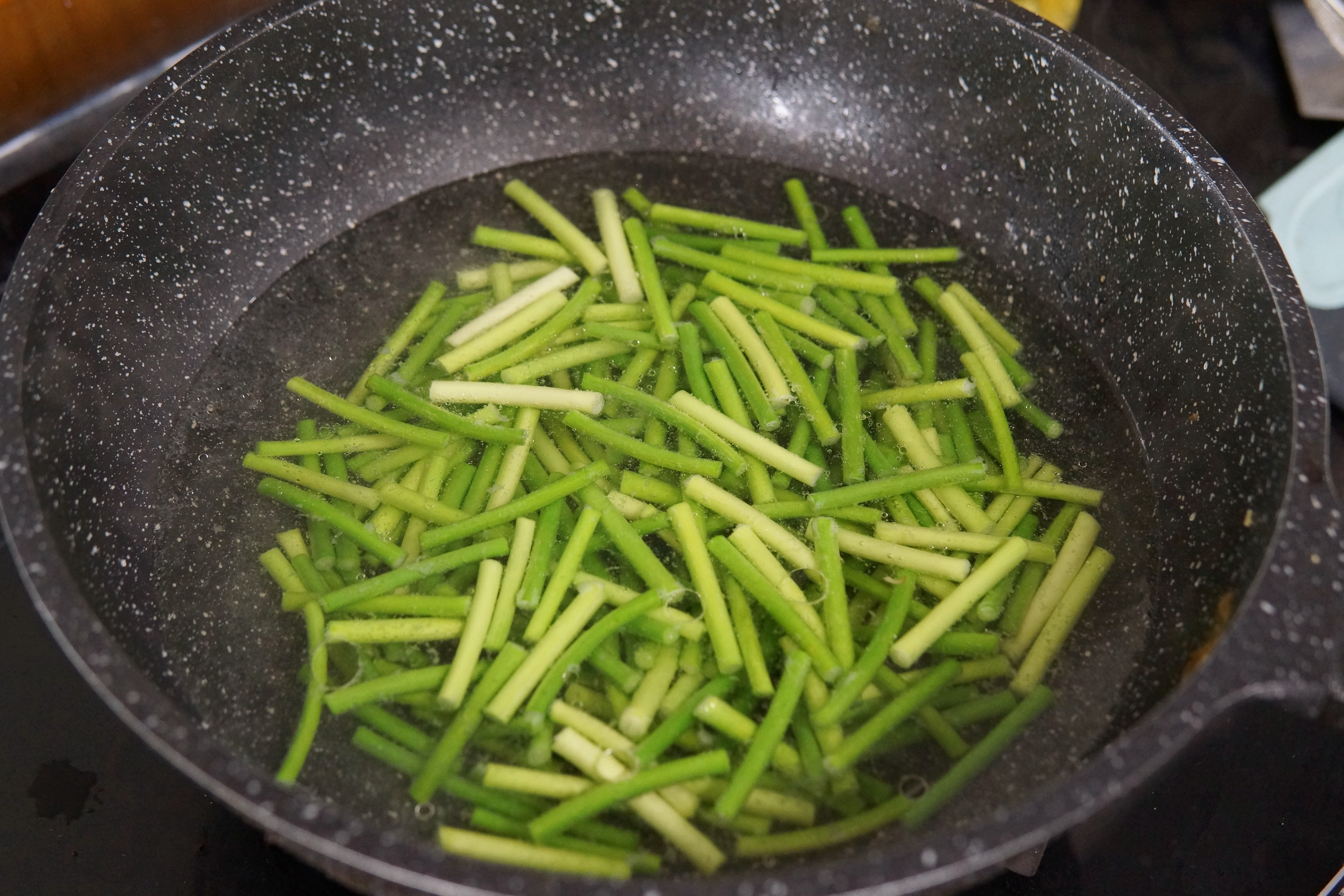 怎样炒出来的蒜苔不辣,怎么样炒可以让蒜苔变绿