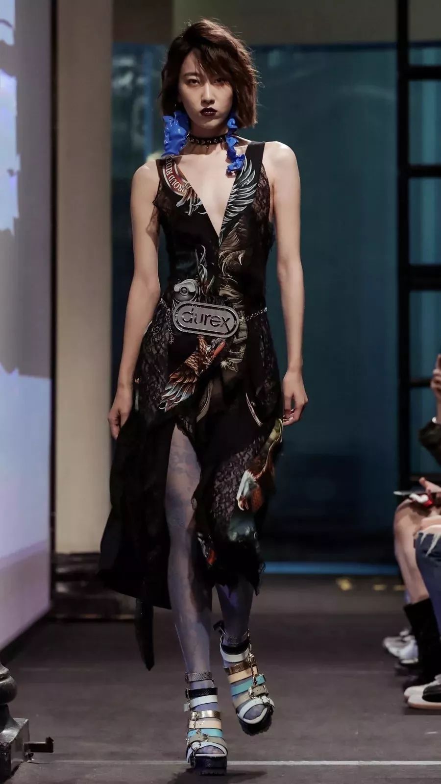 杜蕾斯进军服装圈了！服装玩跨界联名为什么总是这么火爆？