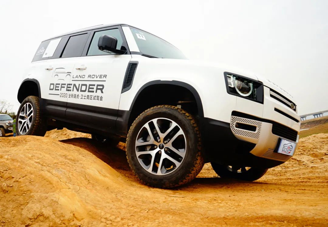 试驾路虎全新卫士,路虎卫士110p400x和暗黑特别版区别