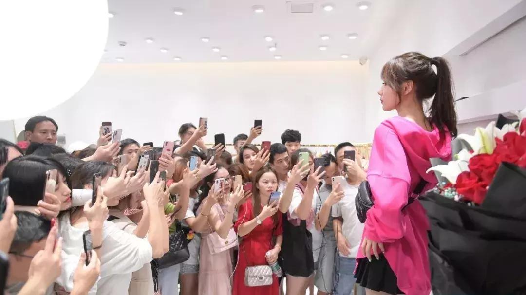 直播带货卖衣服赚多少钱呢,直播卖衣服月能赚过千万