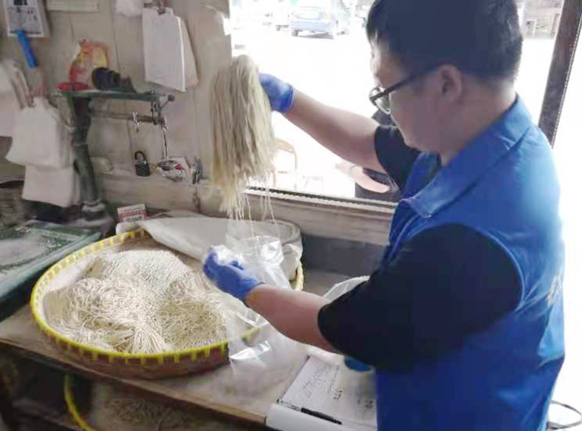 “锅盖面之乡”的镇江，面条受质疑？人家抽检给你看