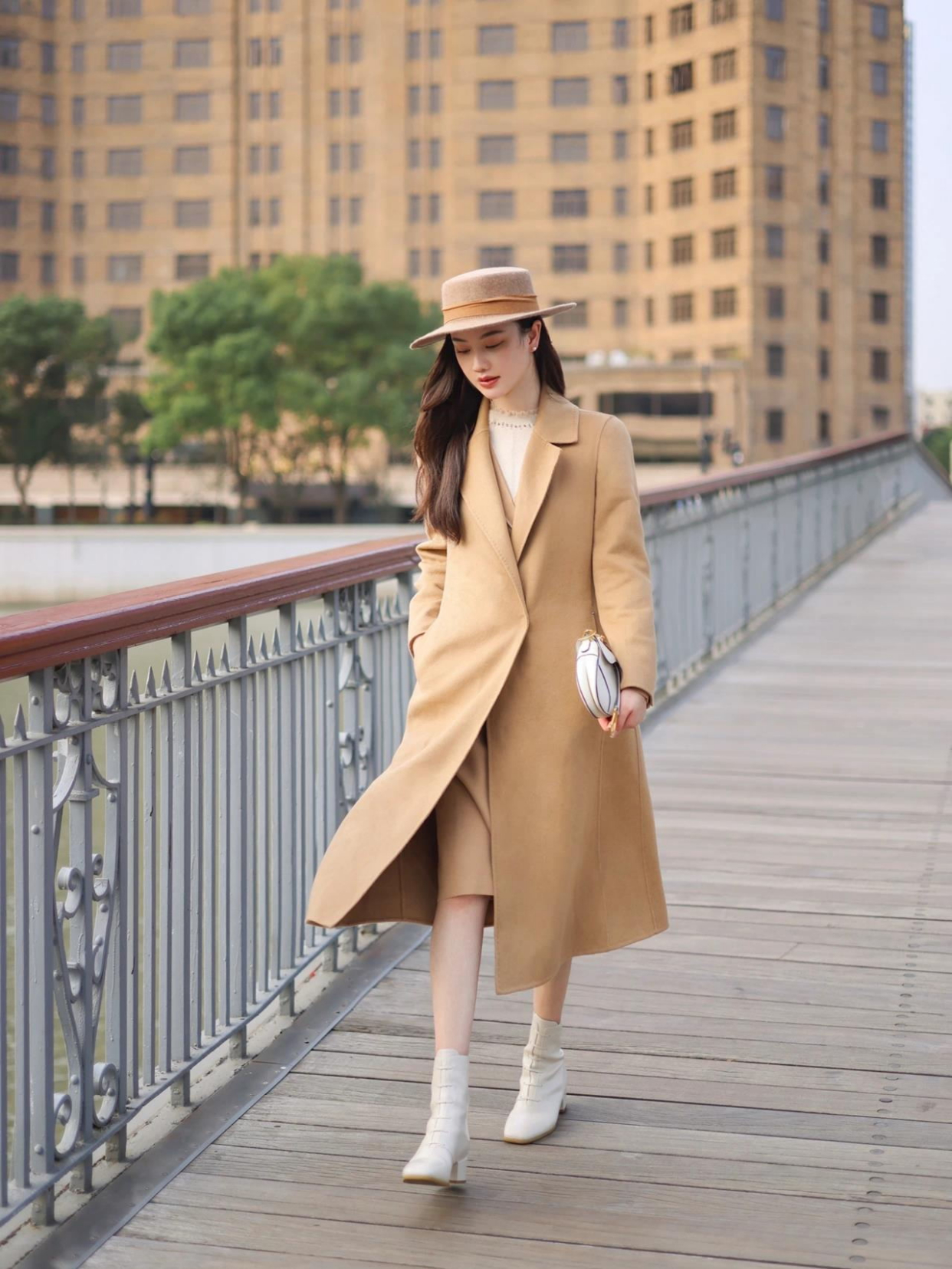 “大衣+裙子”，冬天这么穿，美得优雅又大方
