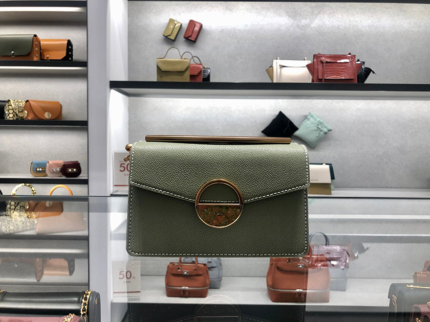 小CK线上线下遭遇“撞脸”，到底哪个是本尊？