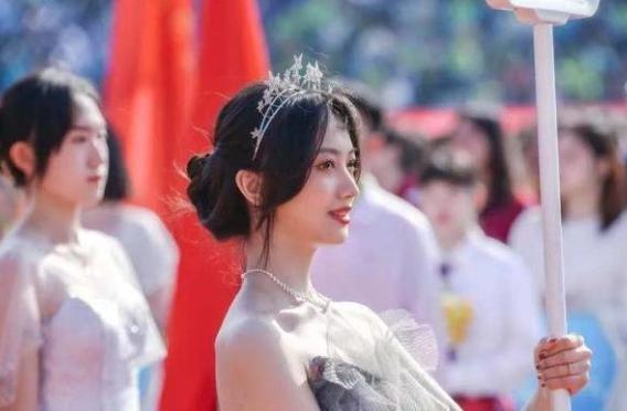 又一行走的招生简章火了，运动会举牌女生刷屏，可网友不买账