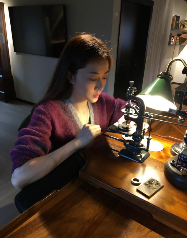 熊黛林穿白衬衫黑色背带裤,熊黛林穿裙子大秀身材