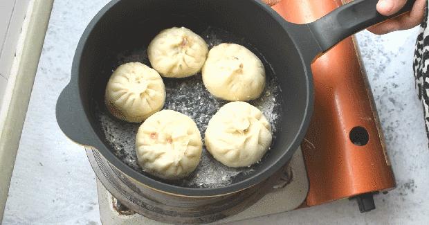 外酥里嫩满口汤汁的生煎包,外酥里嫩鲜香入味营养健康