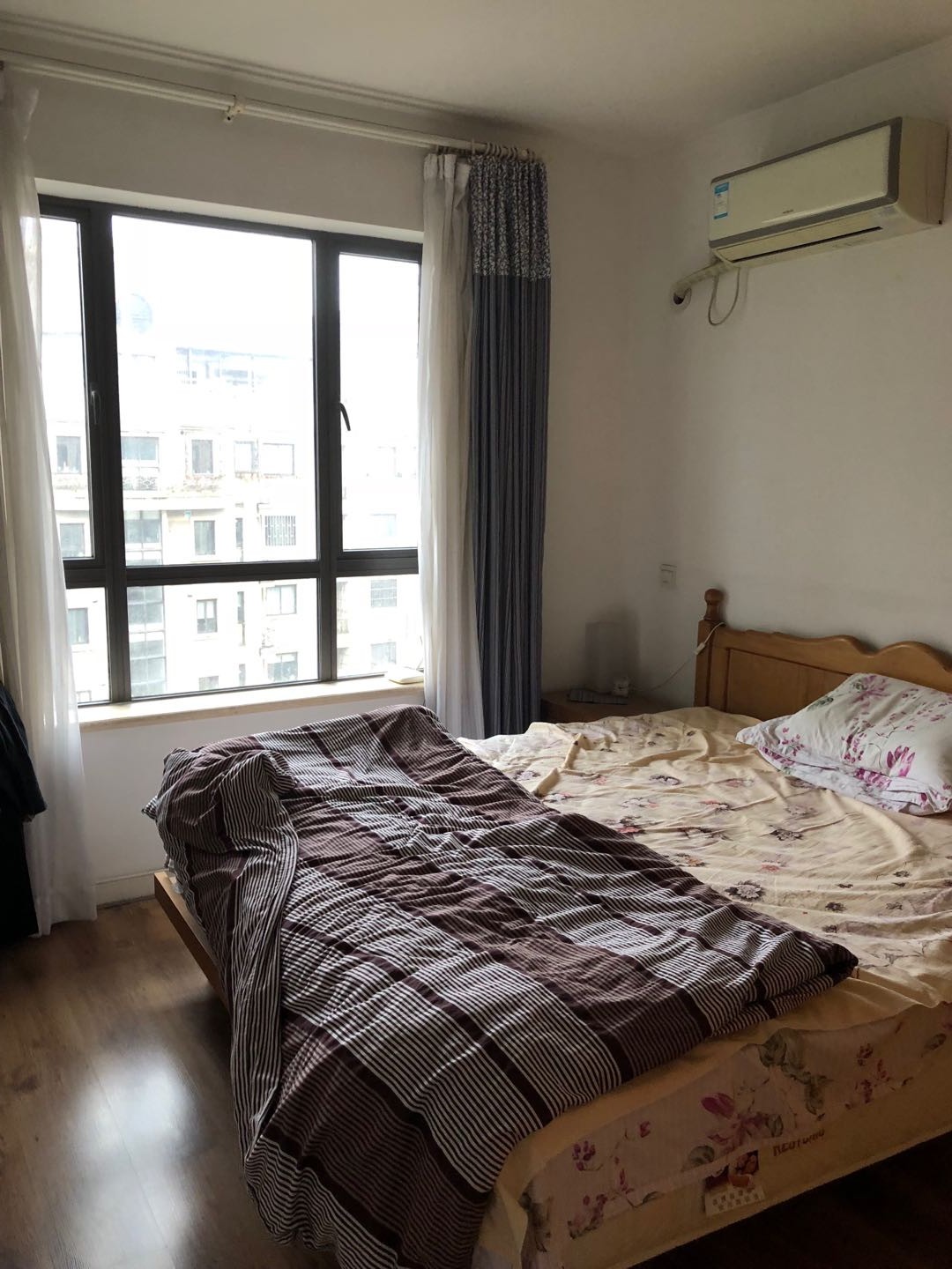 103㎡收纳满分，电动窗帘、上轨道移门和阳台吧台让家一键变高级