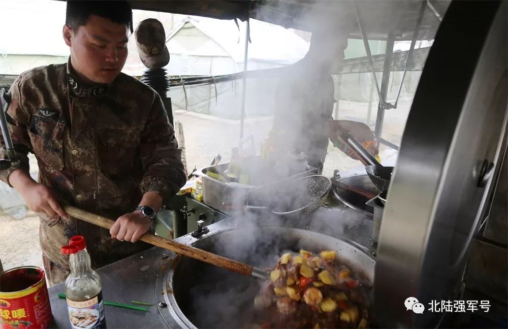 我是*用军**帐篷佩奇！一起来认识我的家族成员吧！