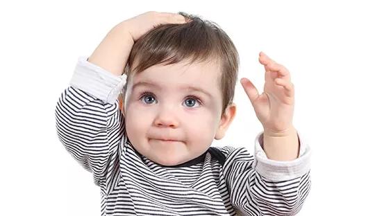 宝宝老玩自己手脚,三周宝宝总是自己玩正常吗