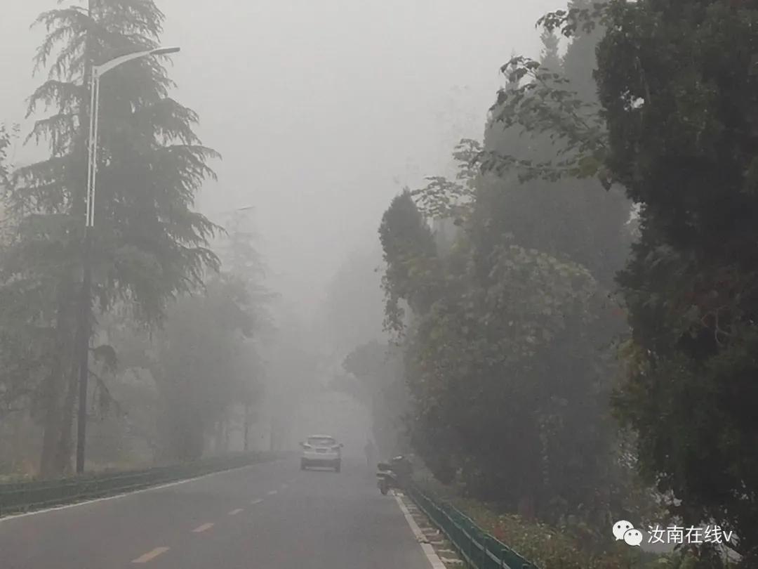 汝南县发布大雾橙色预警,大雾突然来袭视频