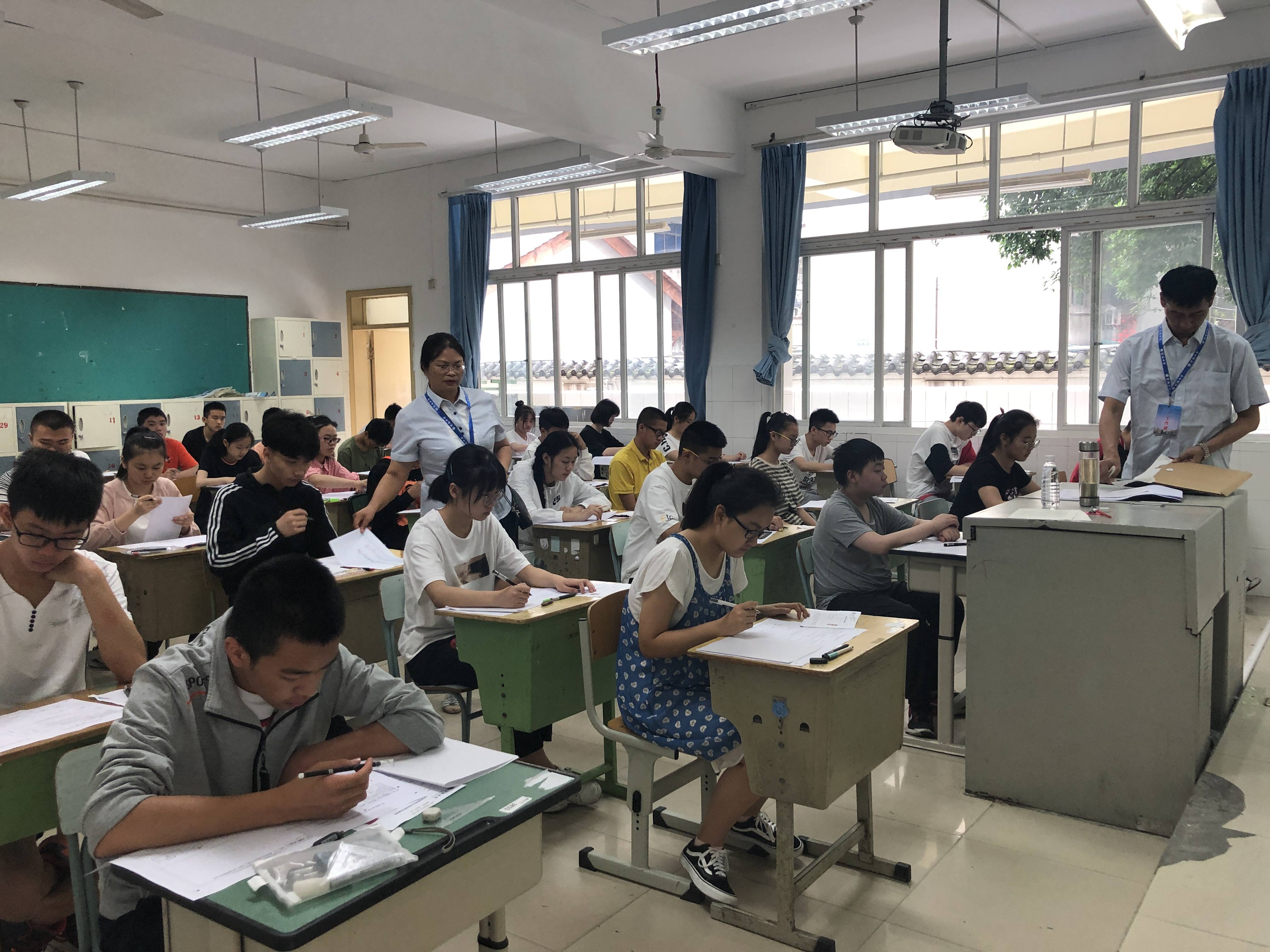 双流中学到底有好火？！看完今早校门口这个阵仗你就晓得了