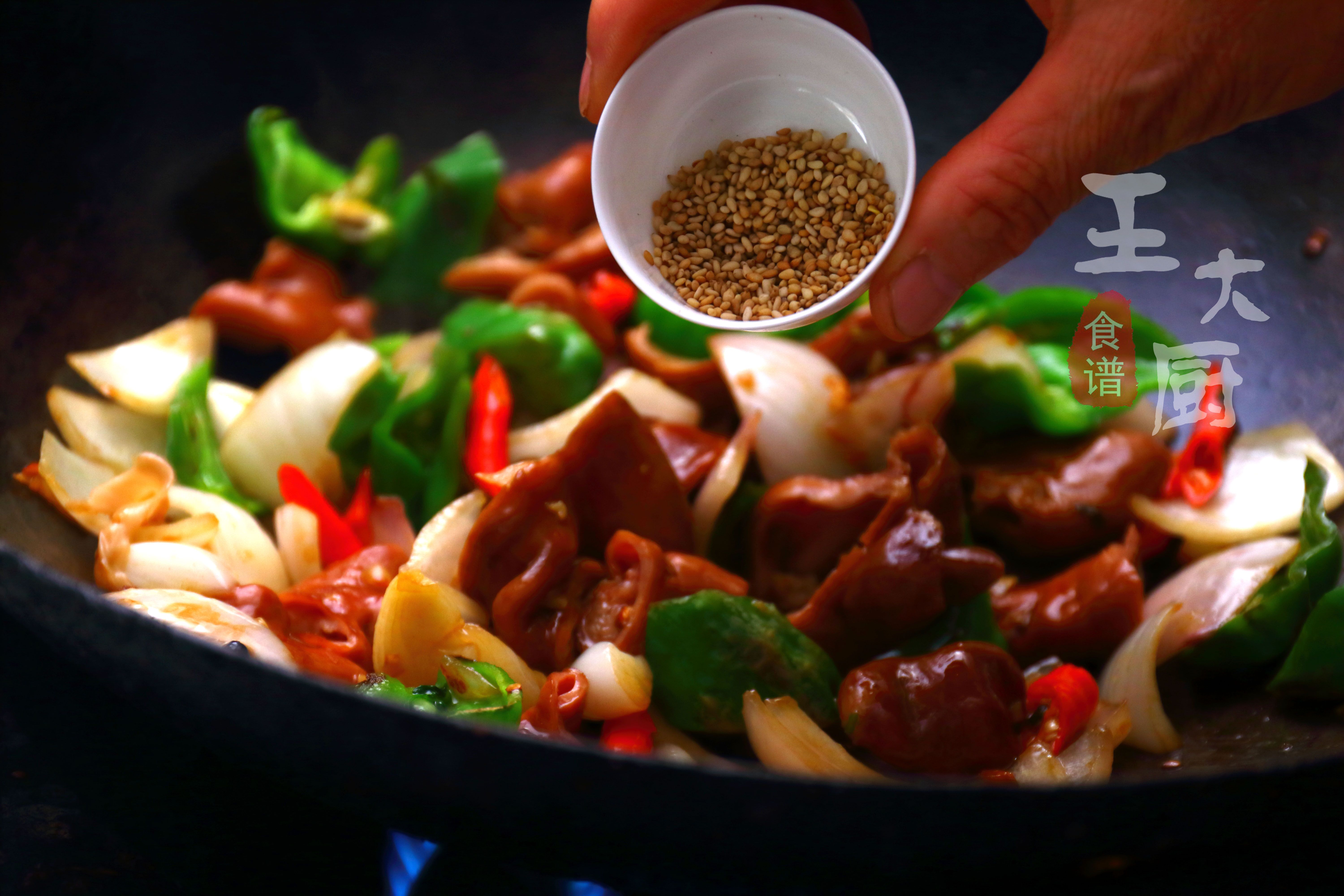 干锅肥肠的家常做法，香辣爽口，肥而不腻，超下饭，家人都爱吃