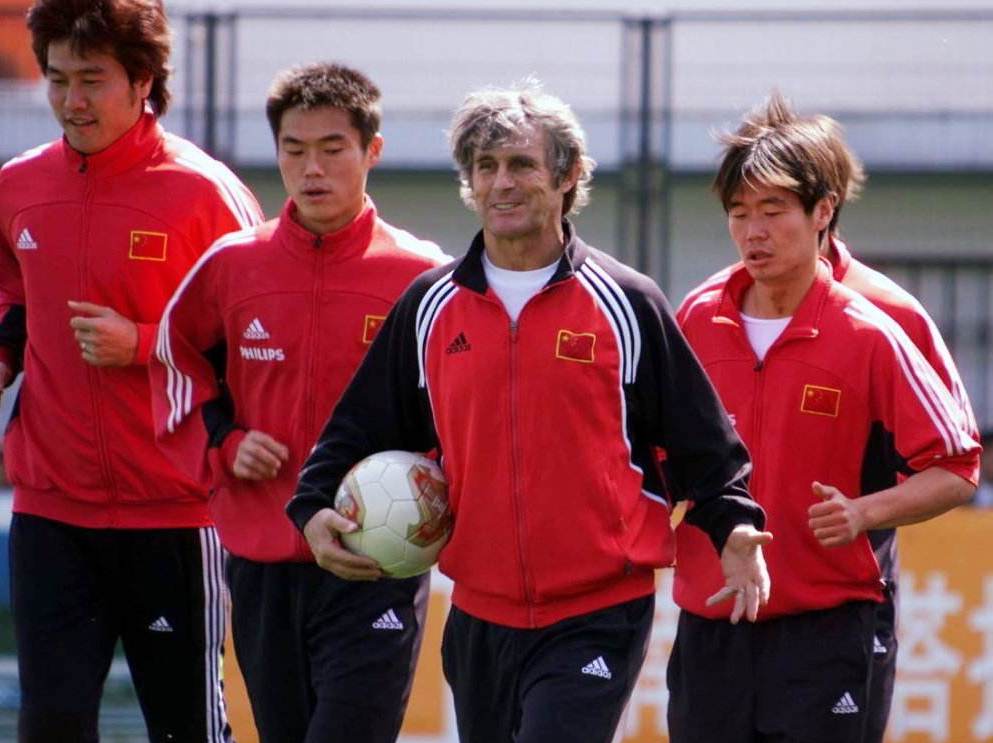 她曾是中国第一足球记者,与米卢关系密切,今再贴米卢合影少人看