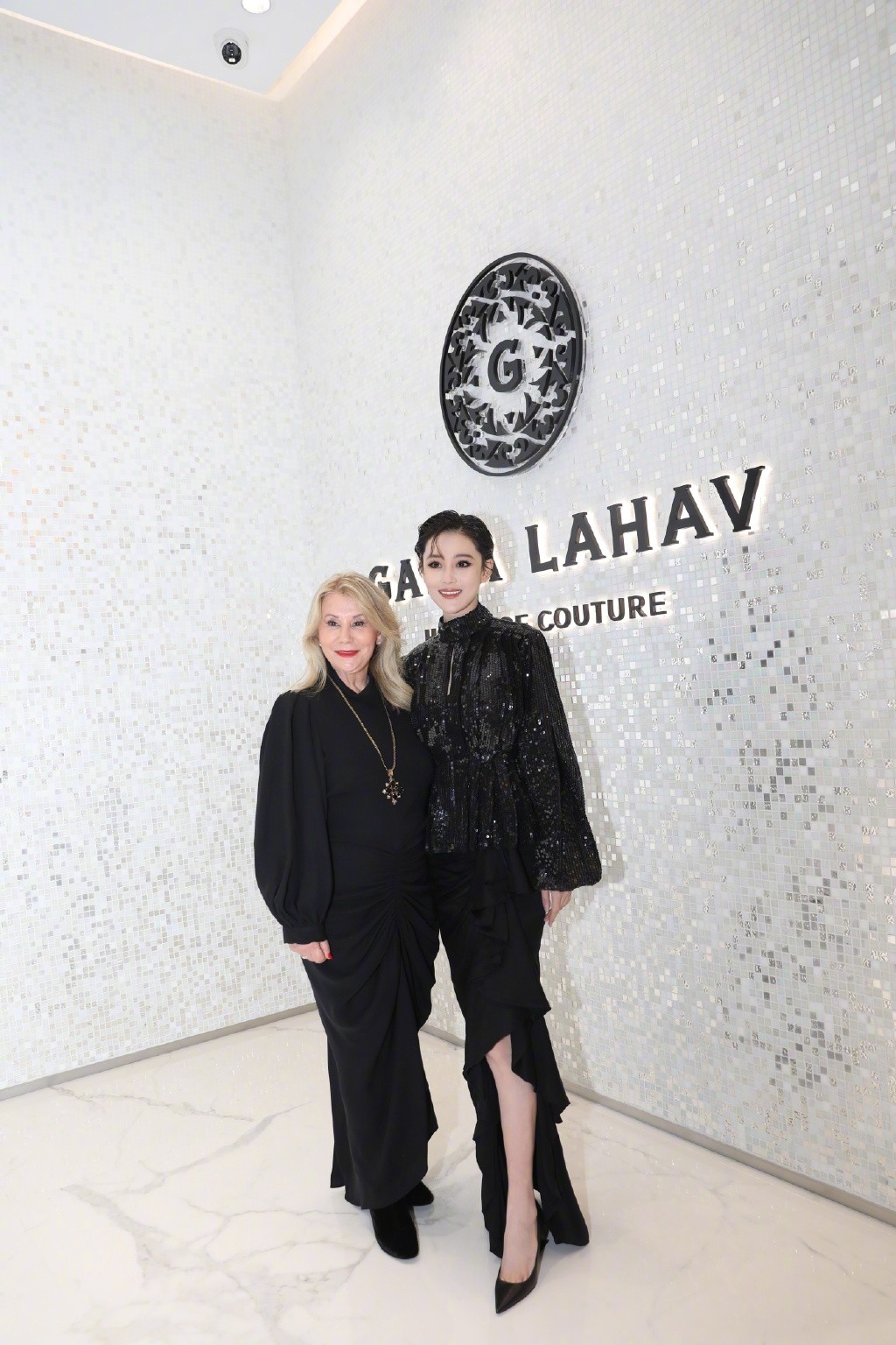 她因录综艺节目恋爱结婚，亮片衣配开叉裙，被赞“最时髦军嫂”