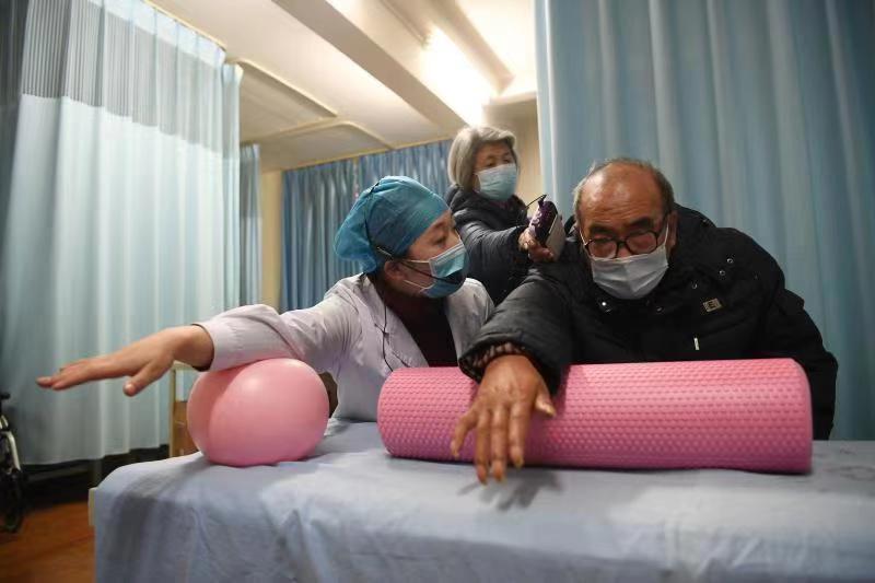 老年人听力不好需要佩戴助听器,老人听力下降助听器戴了改善不了