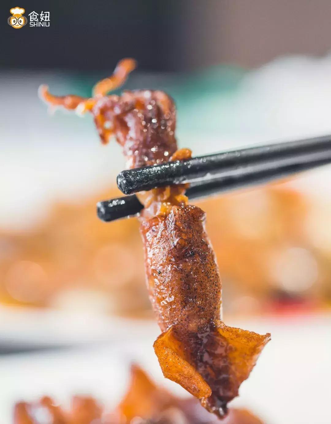 架着凶器吃濑尿虾，简单又粗暴