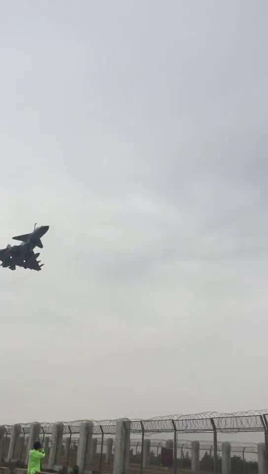 明星看战斗机从头顶飞过,外国战斗机从头顶飞过震撼视频