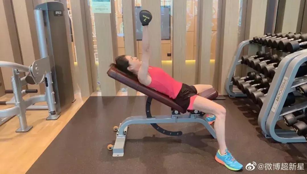 56岁的李若彤怎么保持身材的,小龙女李若彤健身前后对比