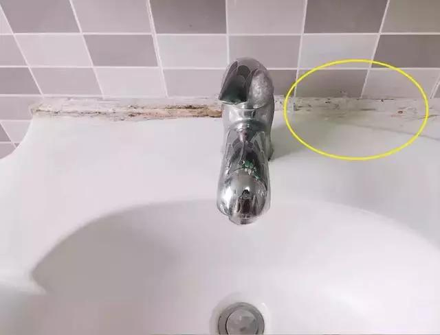 洗碗台有缝隙,发黑又发霉?装修师傅教你一招,5秒消灭霉菌污垢