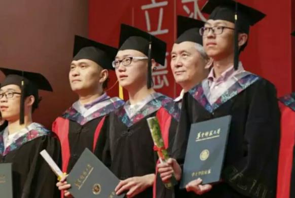 东南大学硕士生吐槽工资低，每月只有4700元，感叹研究生白读了