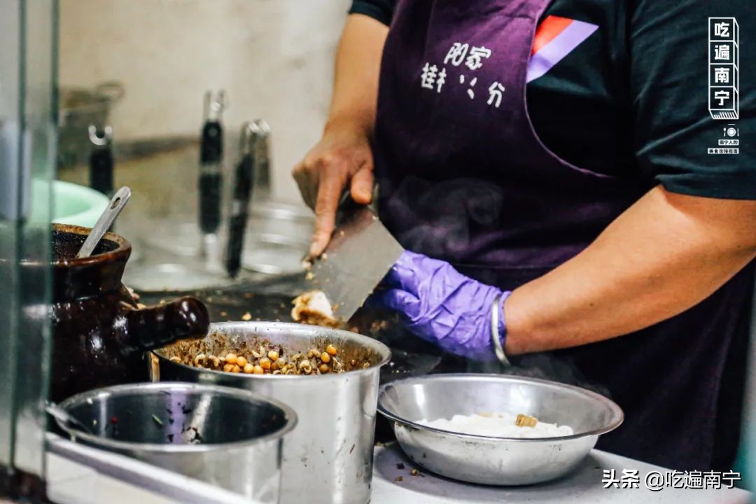 桂林本地人爱吃的桂林米粉,一碗桂林米粉吃出了我儿时味道