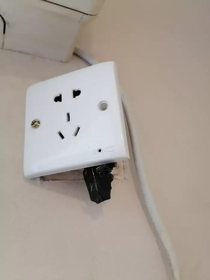 女孩在房间无意发现隐秘摄像头,女子入住发现针孔摄像头