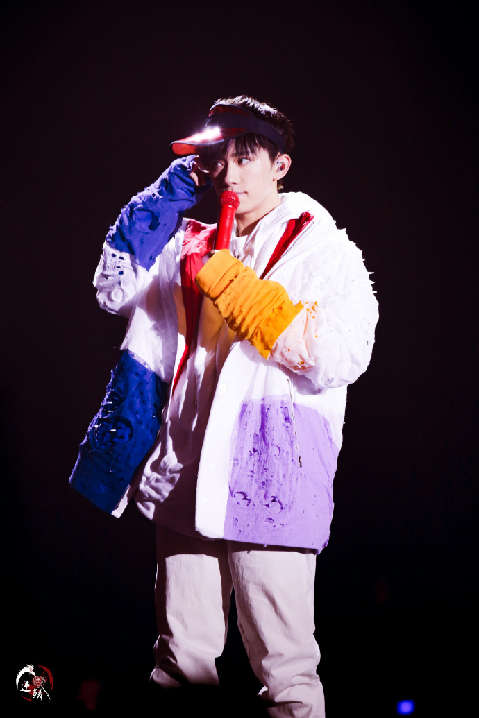 大家对易烊千玺的评价一段话,易烊千玺人物评价简洁