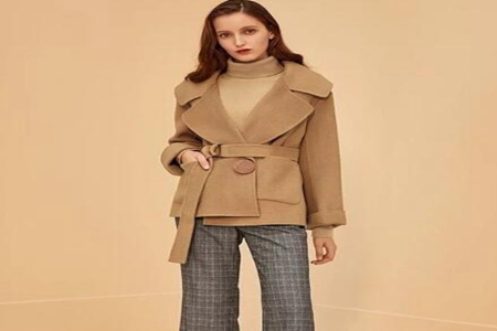 驼色中长款羊毛大衣搭配什么裤子,驼色大衣配燕麦色裤子好看吗