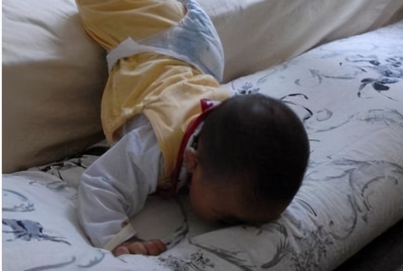 宝宝如何避免掉下床,宝宝翻身怎么预防掉床