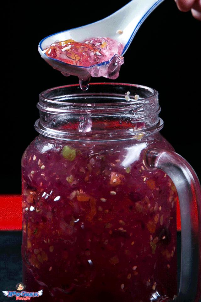 当成都老板爱上沈阳老雪,他开的串串香店锅底都有1瓶大绿棒