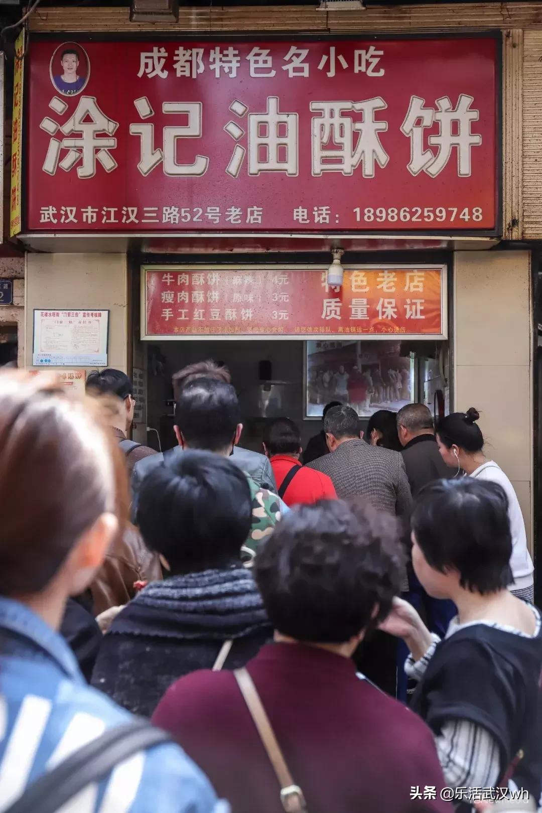 排的队比街道长!这条街什么来头?