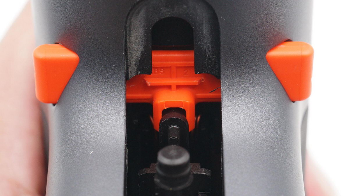 电钻拧三合一螺丝,微型手持小电钻拆解