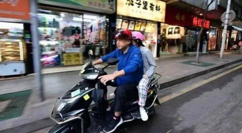 两教培巨头同日“停摆”:家长抱团维权,培训教师们却只能“孤独地舔舐伤口”