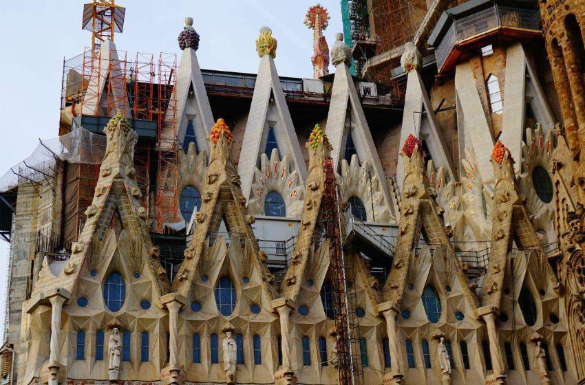 巴塞罗那是不是足球圣地,巴塞罗那有什么好看的建筑