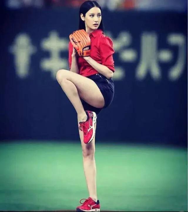 连续蝉联4届“日本男人最爱身材”九头身大长腿马甲线，堪称*物尤**