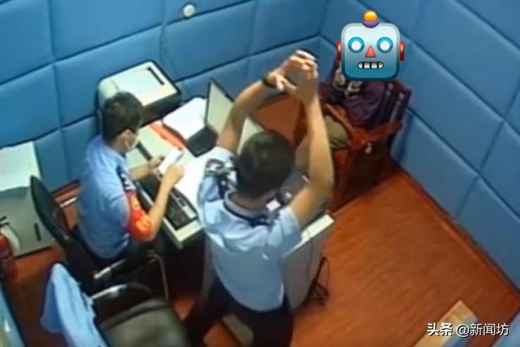 你的肚脐眼是凸出来的？上海地铁早高峰，一男子戴上粉色头盔，偷偷…