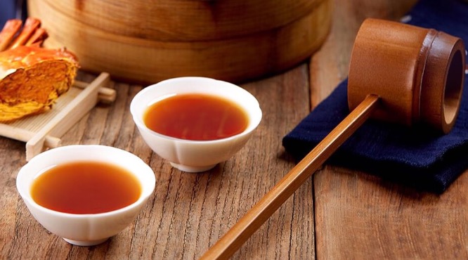 黄酒中的焦糖色是什么做的,黄酒里面的焦糖色是什么