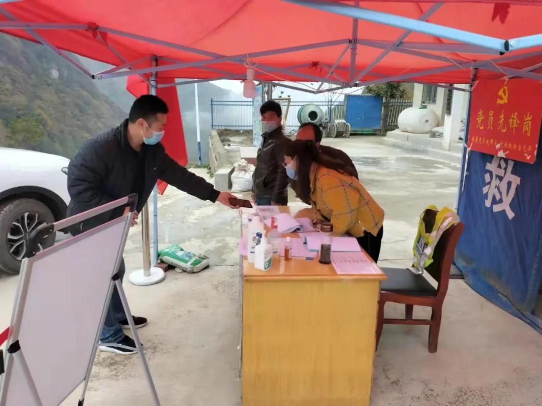 疫情防控“女斗士”心系群众“代购员”