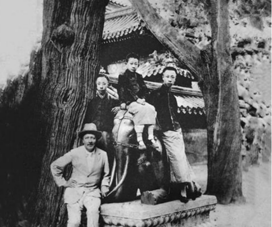 溥仪死后入皇陵了还是入公墓了,溥仪死后为什么可以埋葬在皇陵