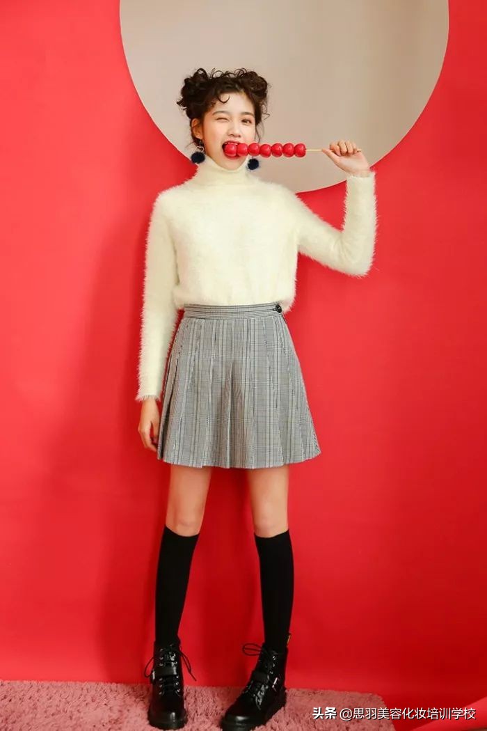 瘦长脸适合丸子头的发型,2021最洋气的减龄发型圆脸丸子头