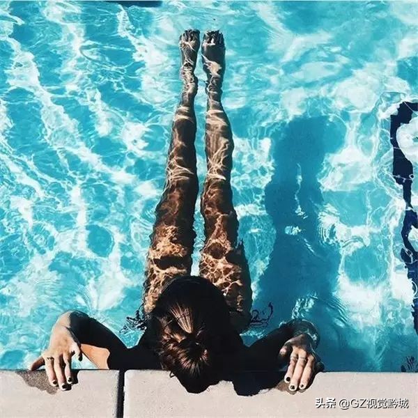 拍照时怎样克服不看镜头的尴尬感,解决拍照尴尬的技巧