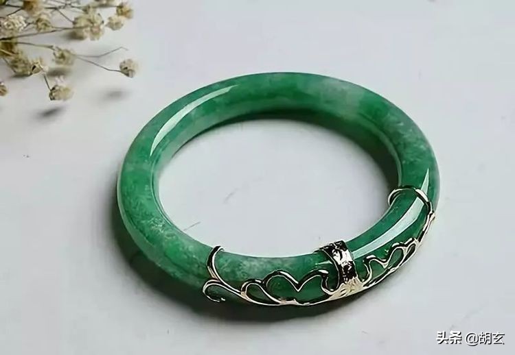 翡翠手镯摔断了的预兆,翡翠手镯摔断了该怎么办