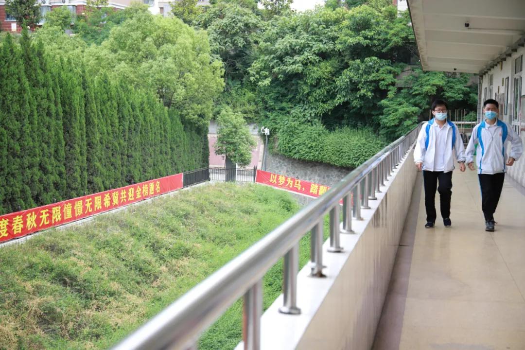 十堰市民感人视频,十堰市东风高中视频